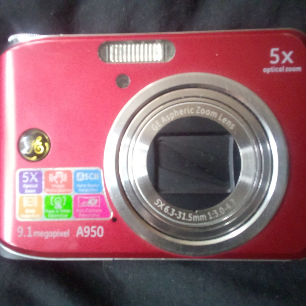 GE Model A950 Red Digital Camera with 5x Optical Zoom